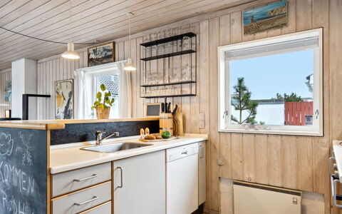 Eljene - 700M from the Sea: Hout, Keuken, Interieur Ontwerp, Countertop, Meubilair, Toestel Van De Keuken, Cabinetry, Major Appliance, Beits, Plafond