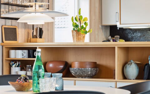 Eljene - 700M from the Sea: Meubilair, Interieur Ontwerp, Tableware, Flooring, Hout, Countertop, Lichte Inrichting, Tafel, Keuken En Eettafel, Keuken