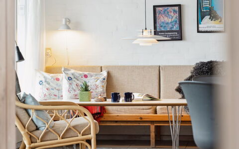 Eljene - 700M from the Sea: Meubilair, Interieur Ontwerp, Flooring, Verdieping, Hout, Huis, Verlichting, Woonkamer, Tafel, Kamer