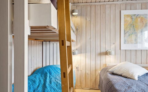 Eljene - 700M from the Sea: Bed, Slaapkamer, Interieur Ontwerp, Muur, Laken, Bedding, Hout, Flooring, Verdieping, Plafond