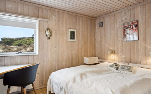 Eljene - 700M from the Sea: Slaapkamer, Bed, Muur, Laken, Hout, Interieur Ontwerp, Plafond, Verdieping, Bedding, Flooring
