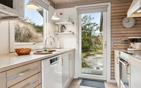 Selenia - 1Km from the Sea: Toestel Van De Keuken, Major Appliance, Keuken, Countertop, Hout, Flooring, Huishoudapparatuur, Interieur Ontwerp, Meubilair, Verdieping