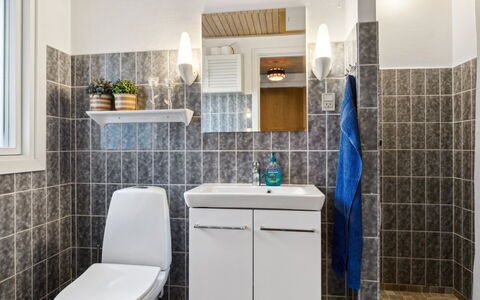 Selenia - 1Km from the Sea: Interieur Ontwerp, Loodgieterswerkinrichting, Flooring, Wc Bril, Verdieping, Toilet, Wastafel, Badkamer, Badkamerkast, Tegel