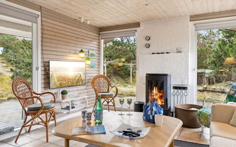 Selenia - 1Km from the Sea: Meubilair, Hout, Flooring, Interieur Ontwerp, Stoel, Verdieping, Huis, Tafel, Houten Vloer, Woonkamer
