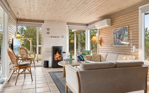 Selenia - 1Km from the Sea: Hout, Flooring, Interieur Ontwerp, Meubilair, Verdieping, Huis, Plafond, Woonkamer, Stoel, Deur