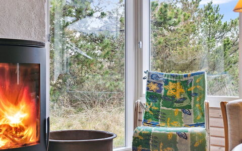 Selenia - 1Km from the Sea: Haard, Flooring, Houtkachel, Verdieping, Meubilair, Bloempot, Fireplace, Woonkamer