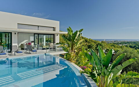 Villa Juno: Gebouw, Wolk, Meubilair, Venster, Lucht, Azure, Hout, Interieur Ontwerp, Schaduw