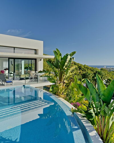 Villa Juno: Gebouw, Wolk, Meubilair, Venster, Lucht, Azure, Hout, Interieur Ontwerp, Schaduw