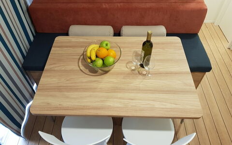 Banko Camping: Gebouw, Wolk, Meubilair, Venster, Lucht, Azure, Hout, Interieur Ontwerp, Schaduw