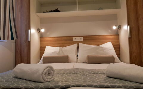 Banko Camping: Gebouw, Wolk, Meubilair, Venster, Lucht, Azure, Hout, Interieur Ontwerp, Schaduw