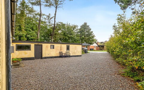 Birtir - 750M from the Sea: Blauw, Struik, Verblijf, Groundcover, Tuin, Landgoed, Schaduw, Landscaping, Boerderij, Eco Hotel