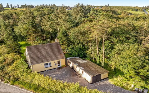 Birtir - 750M from the Sea: Blauw, Struik, Verblijf, Groundcover, Tuin, Landgoed, Schaduw, Landscaping, Boerderij, Eco Hotel