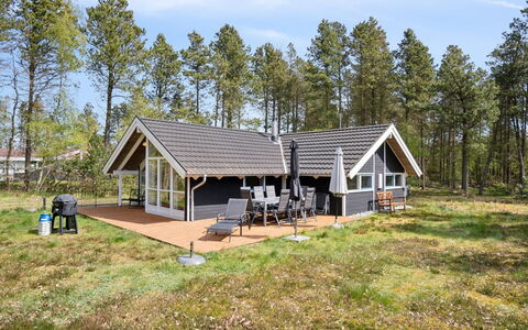 Nonni - 150M from the Sea: Meubilair, Interieur Ontwerp, Flooring, Verdieping, Plafond, Kamer, Stoel, Tafel, Appartement, Keuken En Eettafel