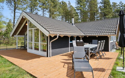 Nonni - 150M from the Sea: Meubilair, Interieur Ontwerp, Flooring, Verdieping, Plafond, Kamer, Stoel, Tafel, Appartement, Keuken En Eettafel