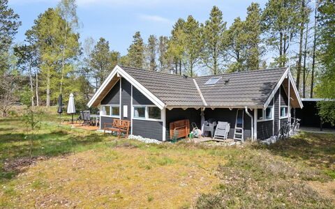 Nonni - 150M from the Sea: Meubilair, Interieur Ontwerp, Flooring, Verdieping, Plafond, Kamer, Stoel, Tafel, Appartement, Keuken En Eettafel