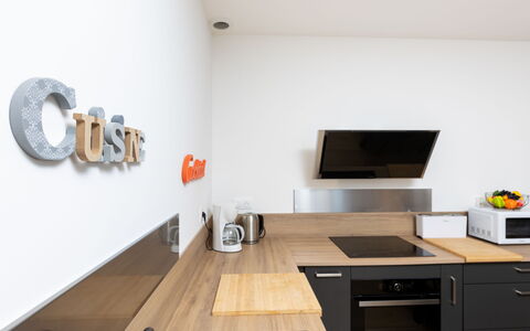 Garance: Tafel, Meubilair, Lucht, Eigendom, Voedsel, Wolk, Tableware, Stoel, Natuur, Boom