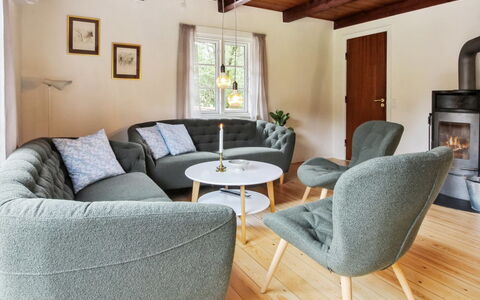 Hila: Meubilair, Interieur Ontwerp, Flooring, Verdieping, Hout, Woonkamer, Bankstel, Houten Vloer, Tafel, Huis
