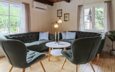 Hila: Meubilair, Flooring, Hout, Verdieping, Interieur Ontwerp, Houten Vloer, Tafel, Woonkamer, Bankstel, Beits