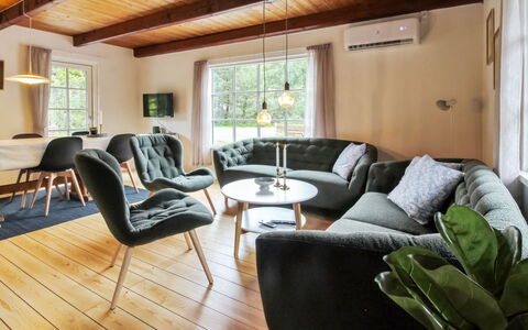 Hila: Meubilair, Interieur Ontwerp, Flooring, Verdieping, Hout, Bankstel, Woonkamer, Houten Vloer, Tafel, Kamer