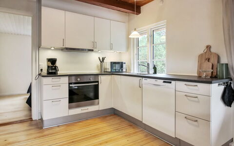 Hila: Flooring, Keuken, Interieur Ontwerp, Hout, Meubilair, Countertop, Cabinetry, Toestel Van De Keuken, Verdieping, Houten Vloer