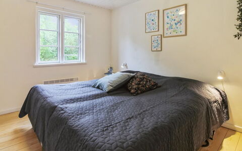 Hila: Bed, Slaapkamer, Hout, Verdieping, Interieur Ontwerp, Laken, Flooring, Bedding, Houten Vloer, Bed Frame