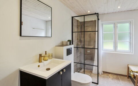 Hila: Flooring, Interieur Ontwerp, Verdieping, Loodgieterswerkinrichting, Badkamer, Loodgieter, Toilet, Deur, Kamer, Badkamerkast