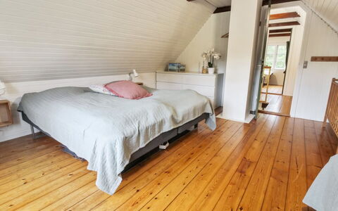 Hila: Flooring, Verdieping, Houten Vloer, Interieur Ontwerp, Meubilair, Slaapkamer, Hout, Bed, Plafond, Laminaatvloer