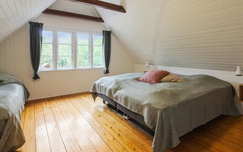Hila: Flooring, Slaapkamer, Verdieping, Hout, Houten Vloer, Bed, Interieur Ontwerp, Plafond, Laken, Meubilair