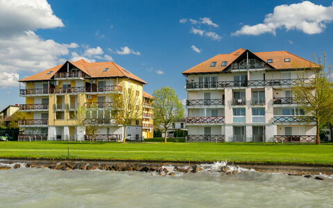Andreas: Lucht, Water, Gebouw, Eigendom, Dag, Zwembad, Venster, Blauw, Azure, Architectuur