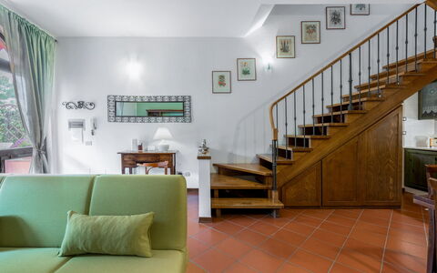 Casa Bellosguardo a Vinci: Eigendom, Gebouw, Hout, Interieur Ontwerp, Trap, Fotolijst, Architectuur, Bankstel, Verdieping, Flooring
