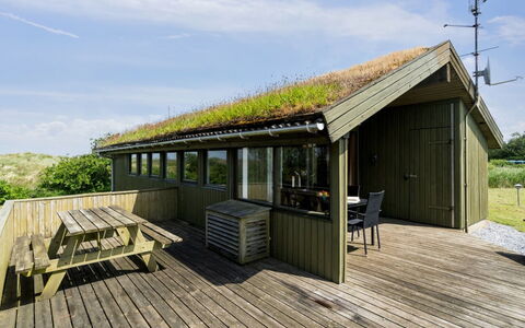 Hunlef - 1.7Km from the Sea: Meubilair, Interieur Ontwerp, Stoel, Flooring, Tafel, Toevlucht, Verdieping, Plafond, Kamer, Eco Hotel