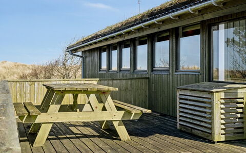 Hunlef - 1.7Km from the Sea: Meubilair, Interieur Ontwerp, Stoel, Flooring, Tafel, Toevlucht, Verdieping, Plafond, Kamer, Eco Hotel