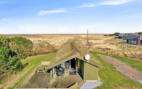 Hunlef - 1.7Km from the Sea: Meubilair, Interieur Ontwerp, Stoel, Flooring, Tafel, Toevlucht, Verdieping, Plafond, Kamer, Eco Hotel