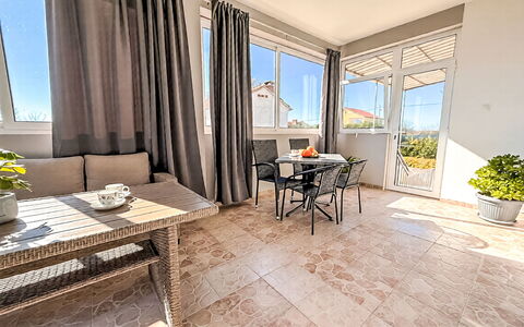 Ivan: Meubilair, Flooring, Verdieping, Buitenmeubels, Stoel, Schaduw, Dek, Balkon, Houten Vloer, Toevlucht