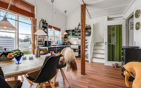 Monja - 50M from the Sea: Meubilair, Interieur Ontwerp, Hout, Flooring, Houten Vloer, Plafond, Verdieping, Stoel, Huis, Woonkamer