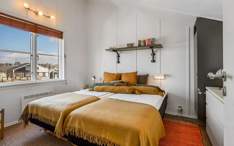 Monja - 50M from the Sea: Interieur Ontwerp, Bed, Slaapkamer, Meubilair, Plafond, Hout, Flooring, Verdieping, Laken, Bedding