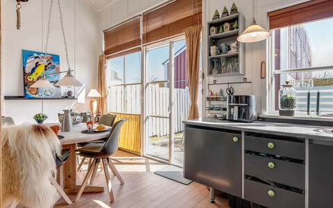 Monja - 50M from the Sea: Meubilair, Interieur Ontwerp, Hout, Flooring, Keuken, Plafond, Verdieping, Verlichting, Cabinetry, Stoel