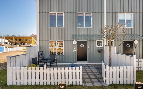 Monja - 50M from the Sea: Huis, Huis, Deur, Dak, Verblijf, Landgoed, Tuin, Schaduw, Siding, Werf