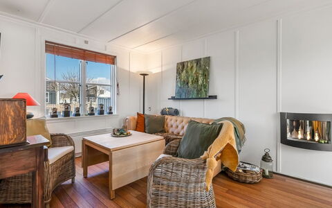 Monja - 50M from the Sea: Huis, Huis, Deur, Dak, Verblijf, Landgoed, Tuin, Schaduw, Siding, Werf