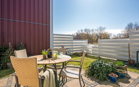 Monja - 50M from the Sea: Huis, Huis, Deur, Dak, Verblijf, Landgoed, Tuin, Schaduw, Siding, Werf