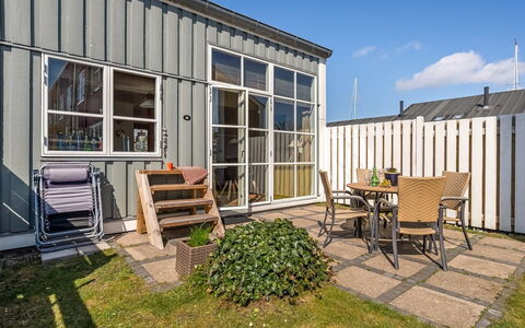 Monja - 50M from the Sea: Huis, Huis, Deur, Dak, Verblijf, Landgoed, Tuin, Schaduw, Siding, Werf