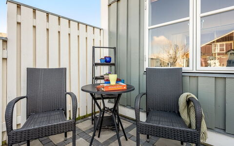 Monja - 50M from the Sea: Huis, Huis, Deur, Dak, Verblijf, Landgoed, Tuin, Schaduw, Siding, Werf