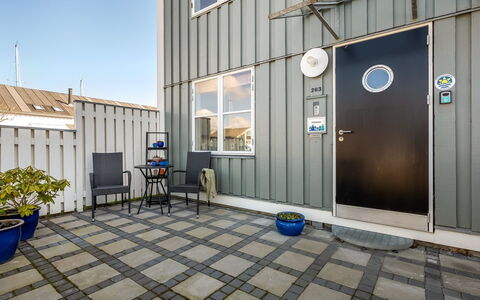 Monja - 50M from the Sea: Huis, Huis, Deur, Dak, Verblijf, Landgoed, Tuin, Schaduw, Siding, Werf