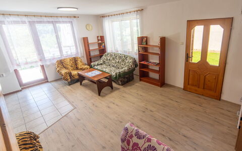 Smrž: Flooring, Hout, Verdieping, Interieur Ontwerp, Meubilair, Kamer, Houten Vloer, Woonkamer, Bankstel, Beits