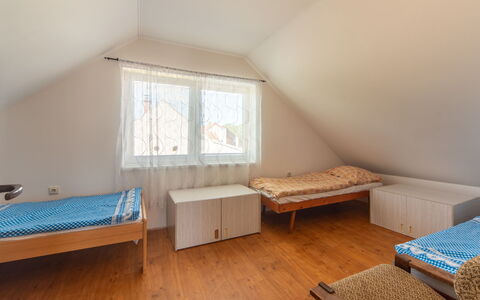 Smrž: Hout, Verdieping, Flooring, Slaapkamer, Plafond, Interieur Ontwerp, Huis, Bed, Kamer, Houten Vloer