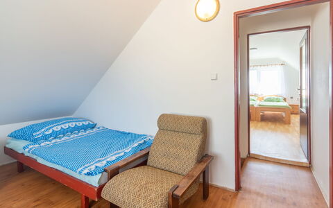 Smrž: Hout, Slaapkamer, Verdieping, Huis, Flooring, Bed, Laken, Meubilair, Bed Frame, Bedding