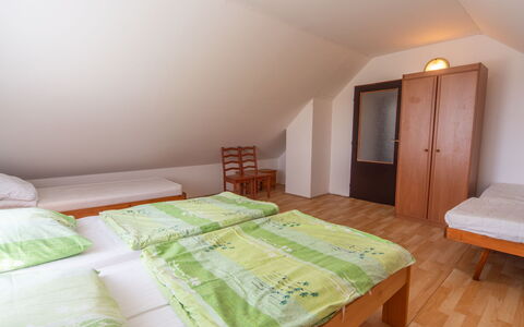 Smrž: Hout, Slaapkamer, Bed, Verdieping, Laken, Bedding, Flooring, Bed Frame, Linens, Plafond