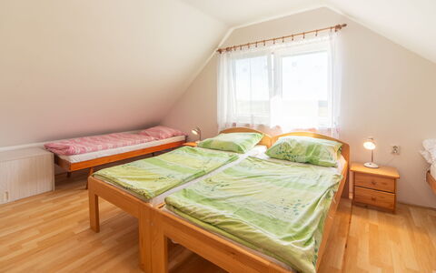Smrž: Slaapkamer, Hout, Bed, Laken, Bedding, Verdieping, Flooring, Bed Frame, Huis, Linens