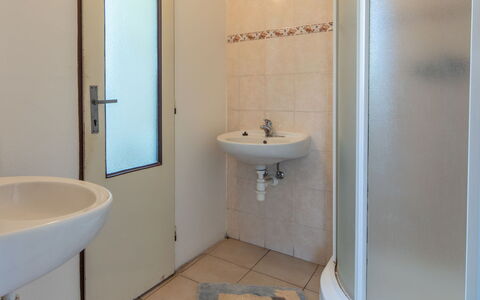 Smrž: Flooring, Verdieping, Loodgieterswerkinrichting, Badkamer, Interieur Ontwerp, Plafond, Loodgieter, Toilet, Kamer, Wastafel In De Badkamer