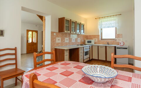 Smrž: Flooring, Plafond, Beits, Keuken En Eettafel, Stoel, Hardwood, Eetkamer, Boerderij, Kamerplant